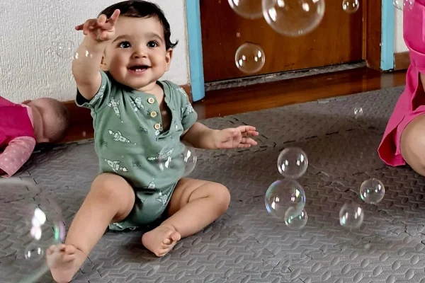 bebé jugando con burbujas
